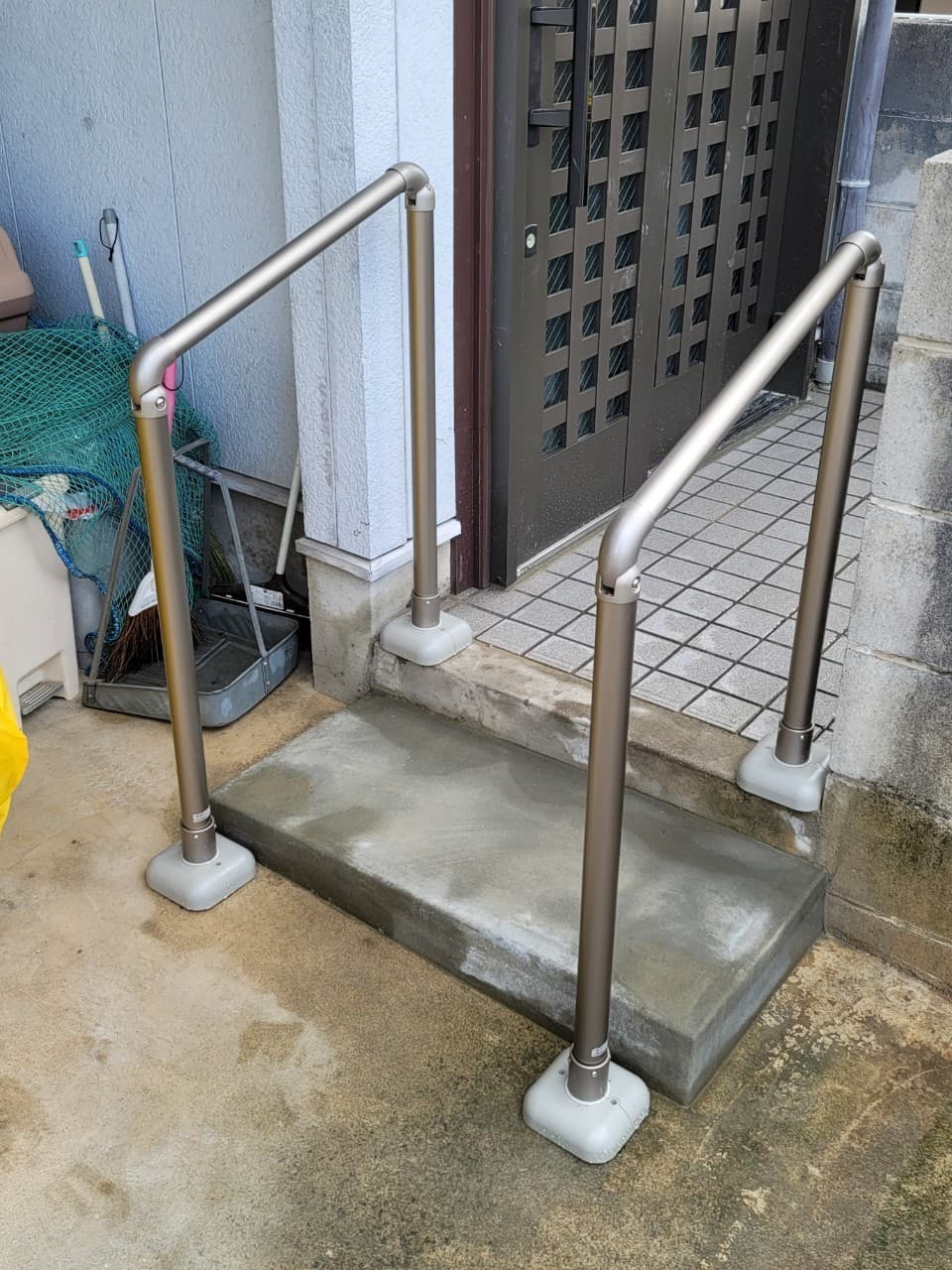玄関手すり設置 | 名古屋市名東区のエクステリア工事ならイズ美