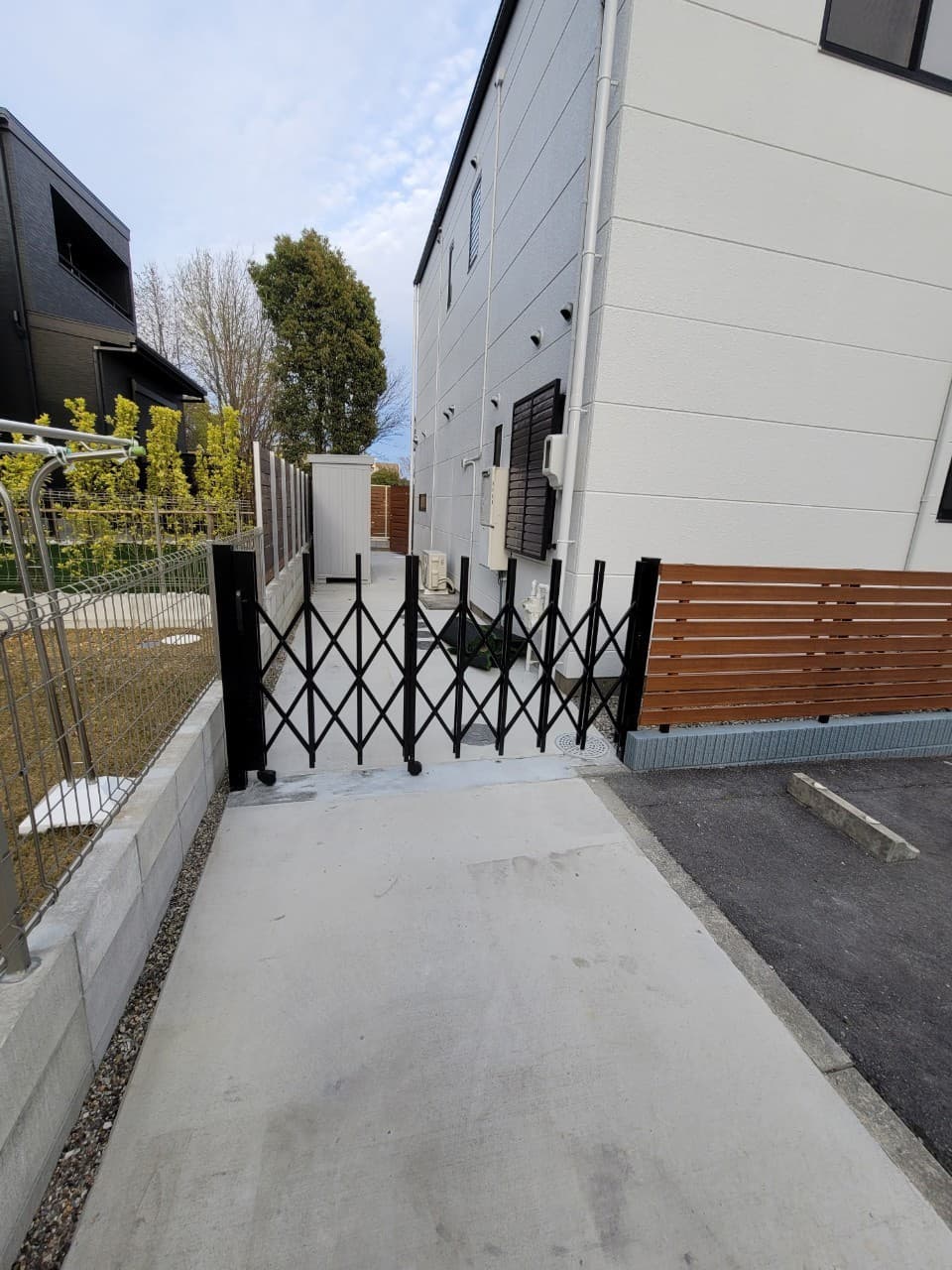 アコーディオンゲート設置 | 名古屋市名東区のエクステリア工事ならイズ美